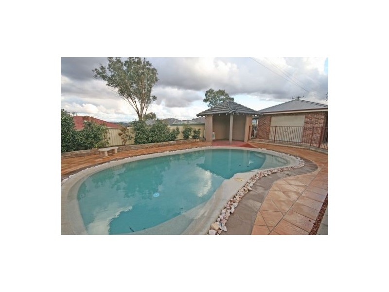 11 Merrinee Place, Tamworth NSW 2340