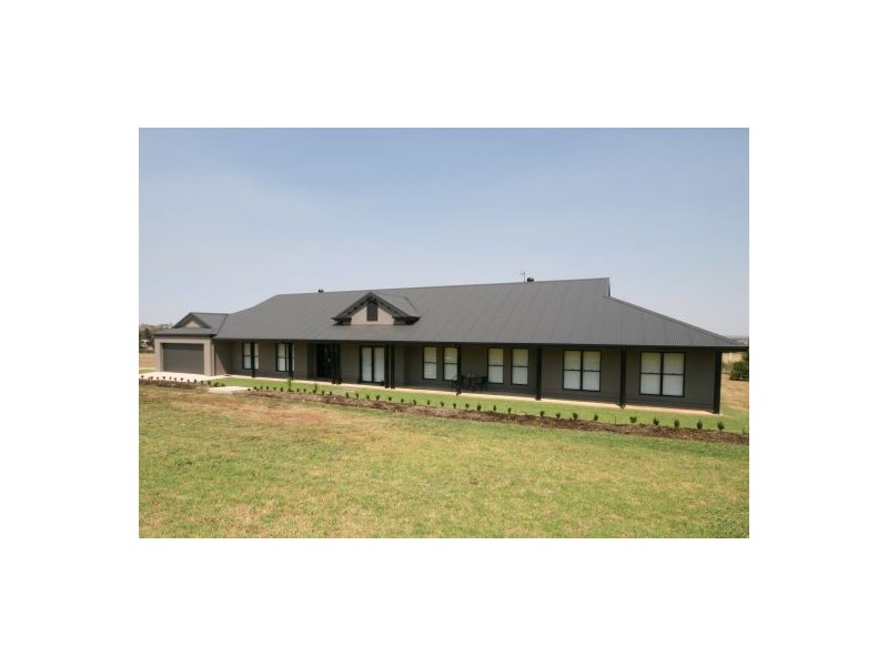 11 Barakula Drive, Tamworth NSW 2340