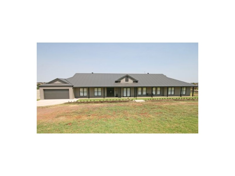 11 Barakula Drive, Tamworth NSW 2340