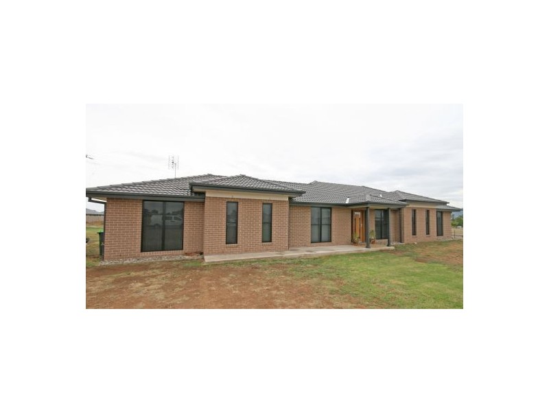 2 John Stuart Close, Tamworth NSW 2340