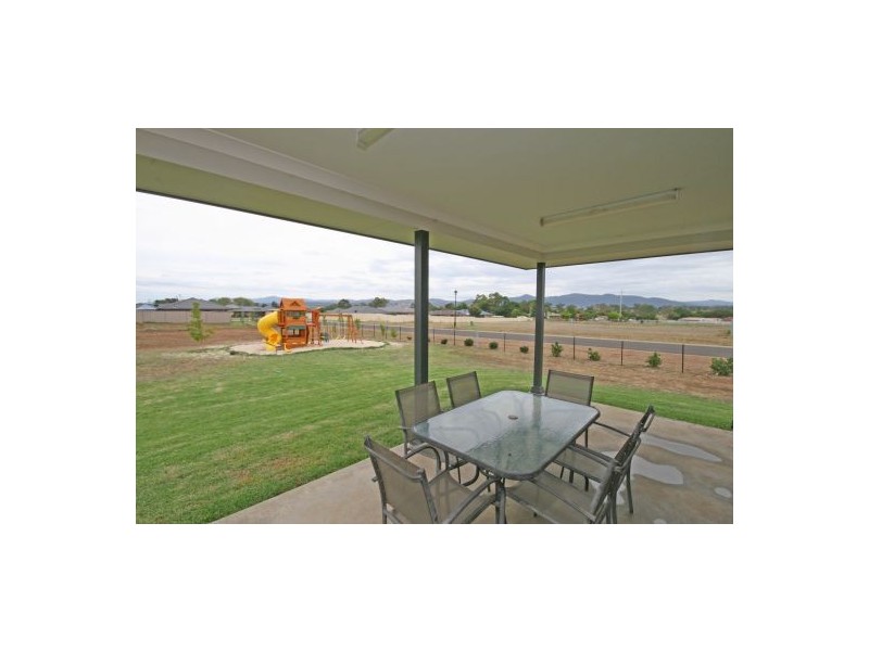 2 John Stuart Close, Tamworth NSW 2340