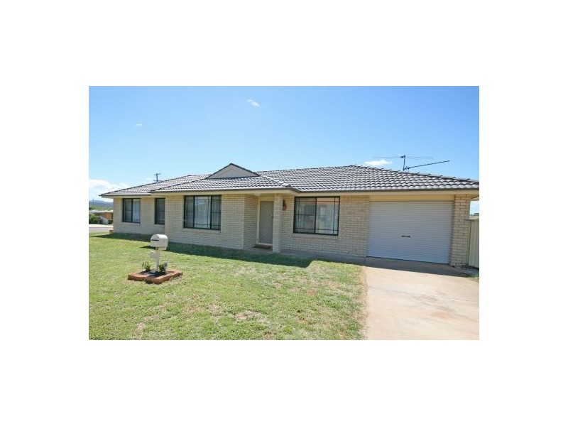 1 Giles Place, Tamworth NSW 2340