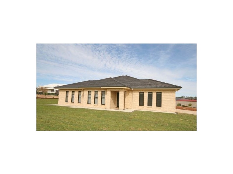 27 Barrington Drive, Tamworth NSW 2340