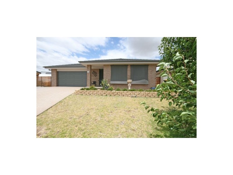 16 Emu Close, Tamworth NSW 2340