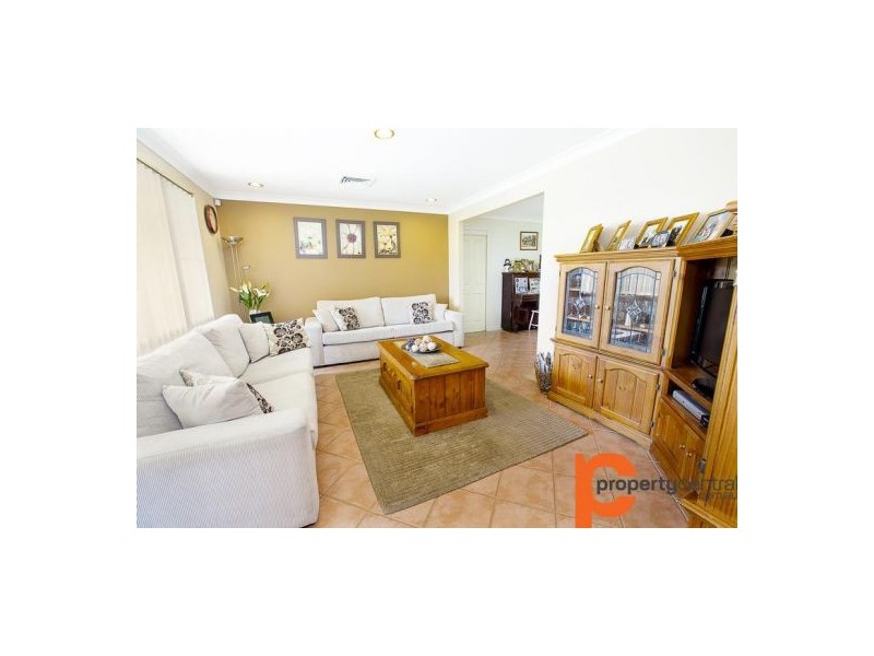 4 Hawkins Avenue, Luddenham NSW 2745