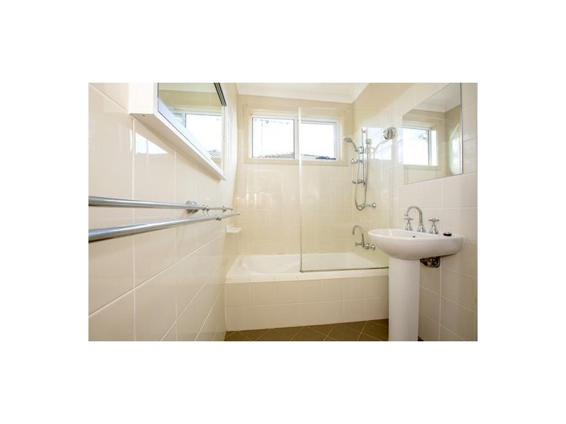 8 Lincoln Drive, Cambridge Park NSW 2747