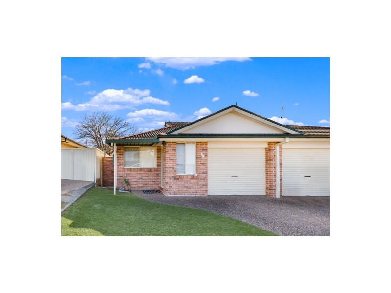 1/8 Friarbird Crescent, Glenmore Park NSW 2745