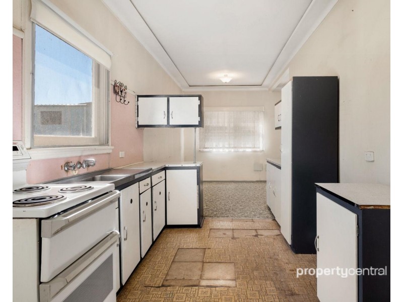 17 Reddan Ave, Penrith NSW 2750