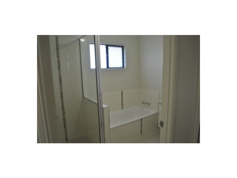 Bushland Beach QLD 4818