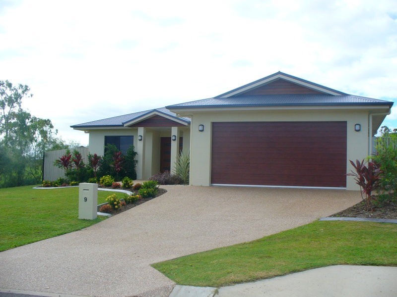 Bushland Beach QLD 4818