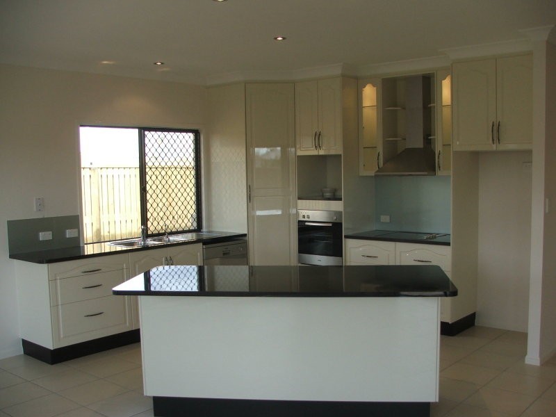 Bushland Beach QLD 4818