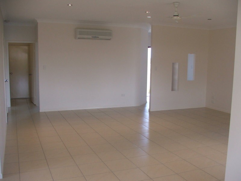 Bushland Beach QLD 4818