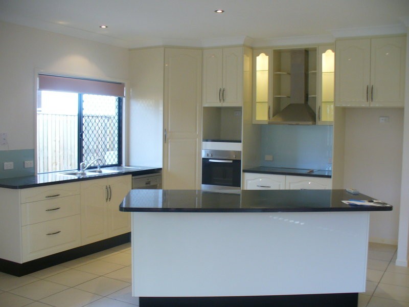 Bushland Beach QLD 4818