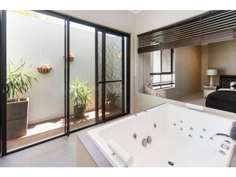 5 Crusade Court, Coomera Waters QLD 4209