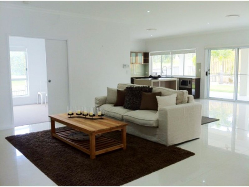 2 Greenvale Crescent, Maudsland QLD 4210