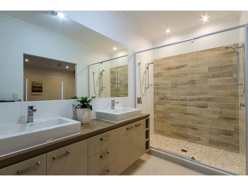 2 Greenvale Crescent, Maudsland QLD 4210