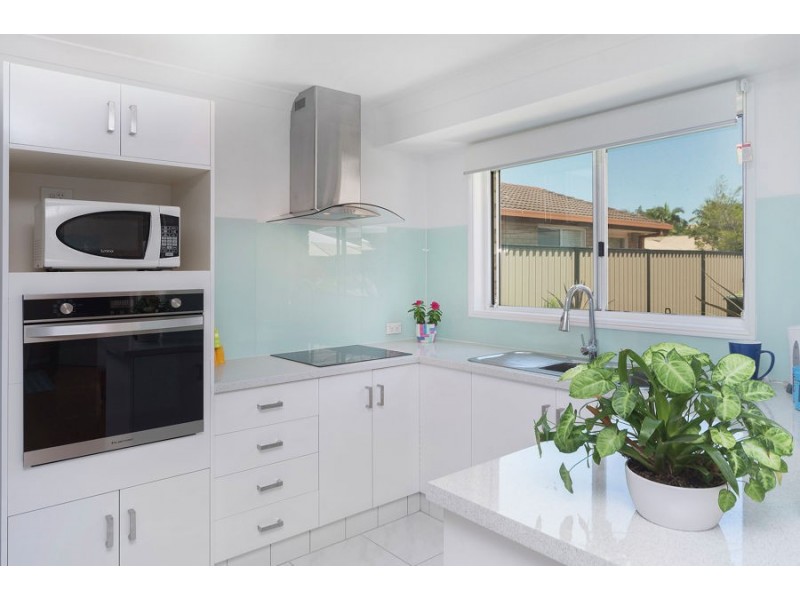 2/9 Jannie Court, Labrador QLD 4215