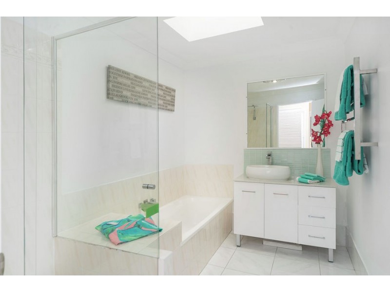 2/9 Jannie Court, Labrador QLD 4215