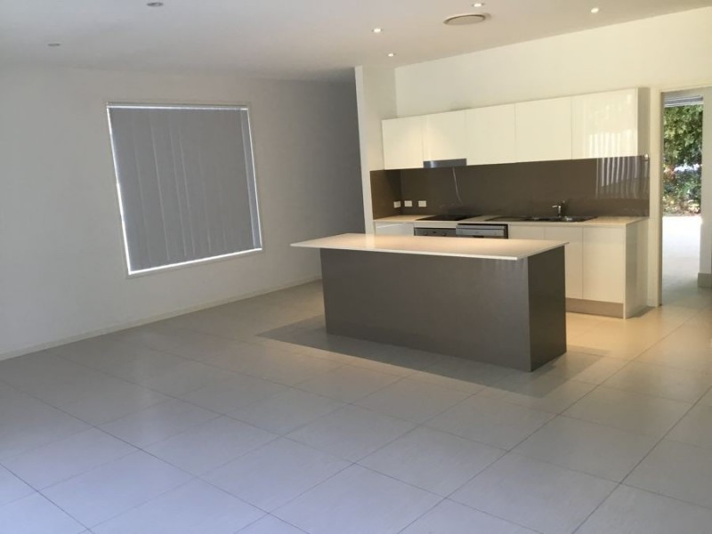 2/8 Compass drive, Biggera Waters QLD 4216