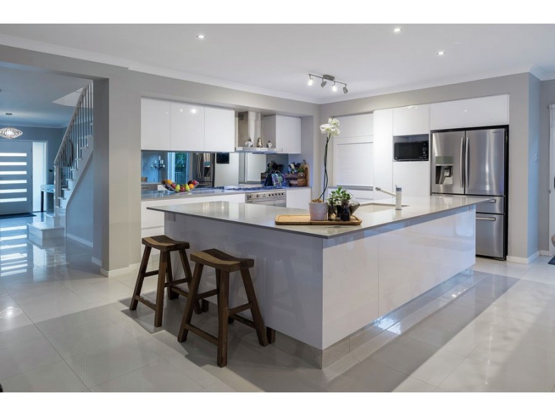 33 Buccaneer Way, Coomera Waters QLD 4209