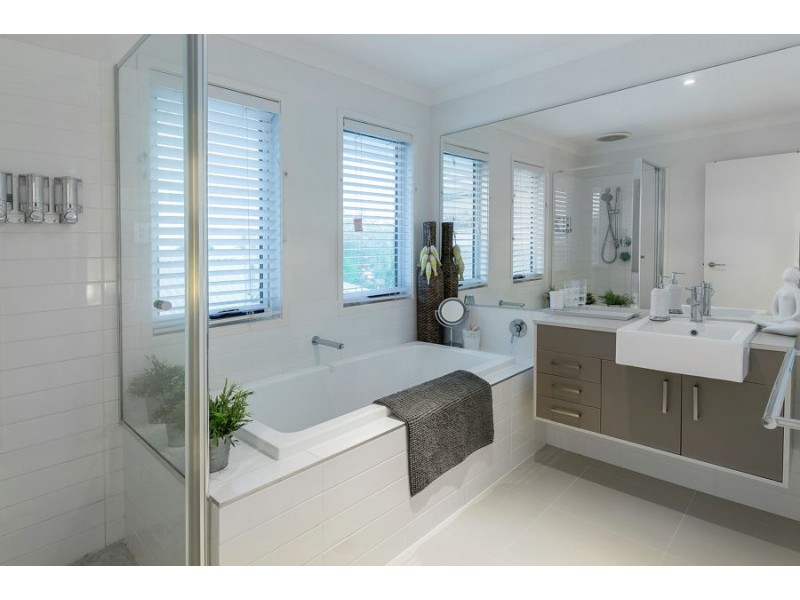 33 Buccaneer Way, Coomera Waters QLD 4209