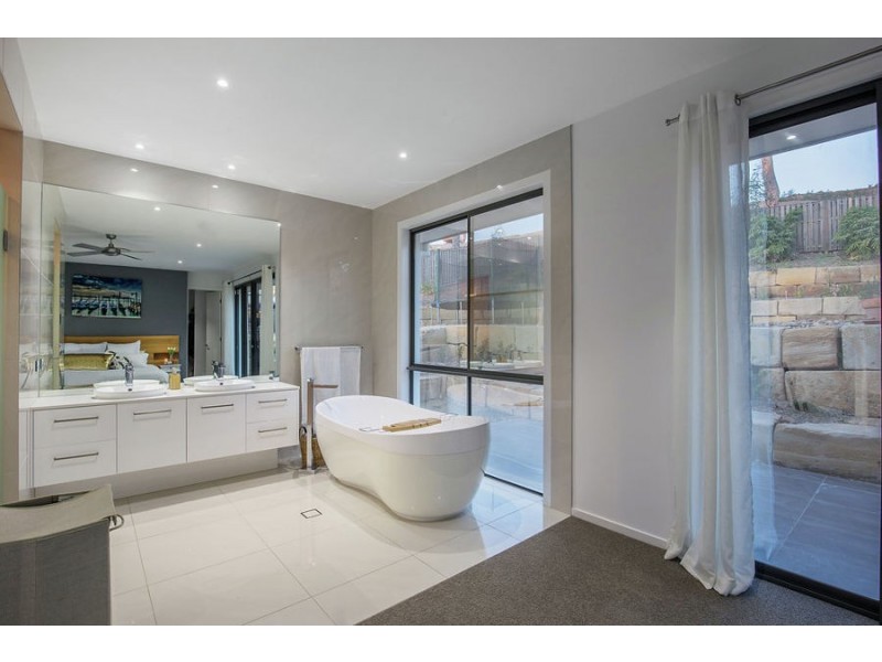 29 Pendragon Dve, Coomera Waters QLD 4209