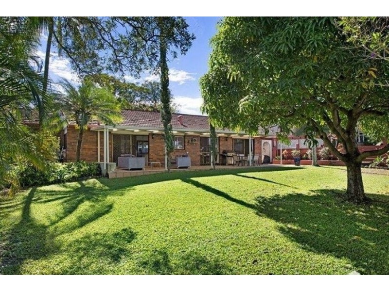4 LUNAR CRT, Benowa QLD 4217