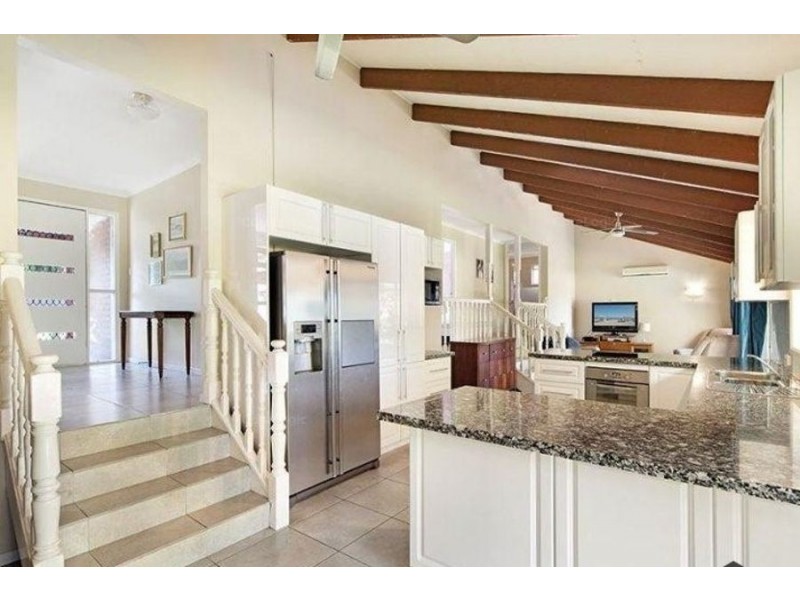 4 LUNAR CRT, Benowa QLD 4217