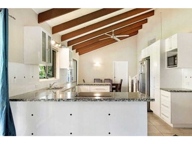 4 LUNAR CRT, Benowa QLD 4217