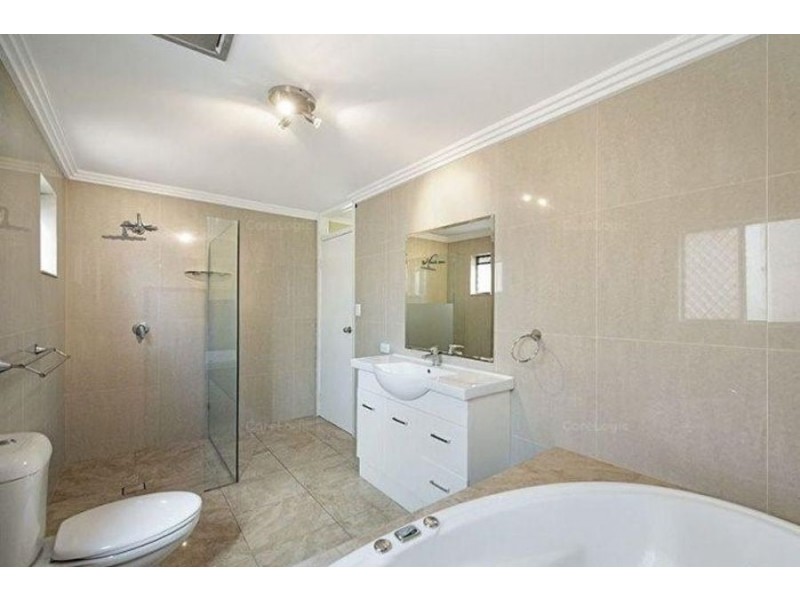 4 LUNAR CRT, Benowa QLD 4217