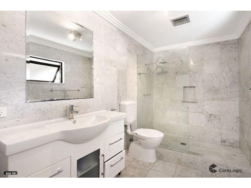 4 LUNAR CRT, Benowa QLD 4217