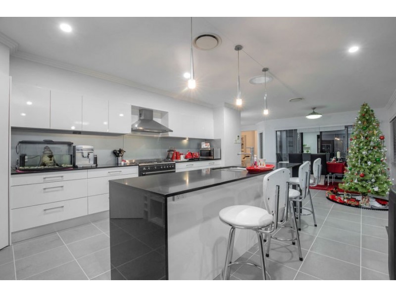 8 Pacha Close, Coomera Waters QLD 4209