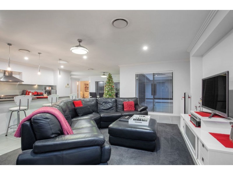 8 Pacha Close, Coomera Waters QLD 4209