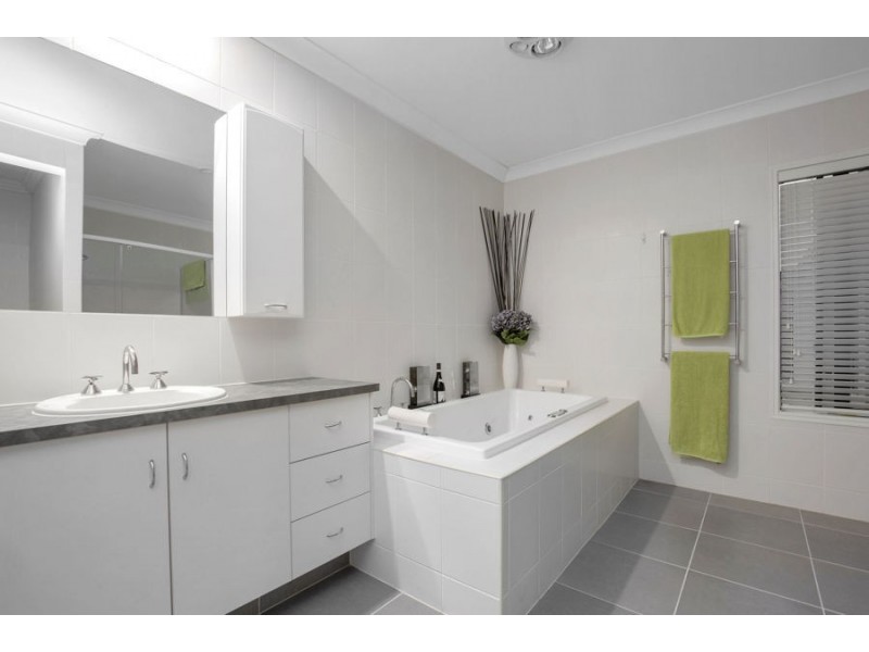 8 Pacha Close, Coomera Waters QLD 4209