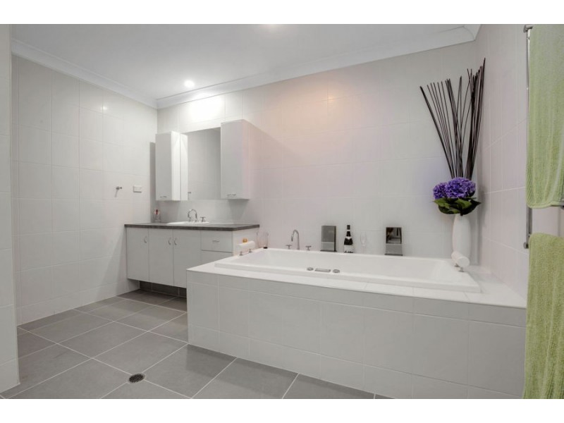 8 Pacha Close, Coomera Waters QLD 4209