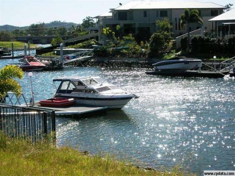 32 Ferrymans Court, Helensvale QLD 4212