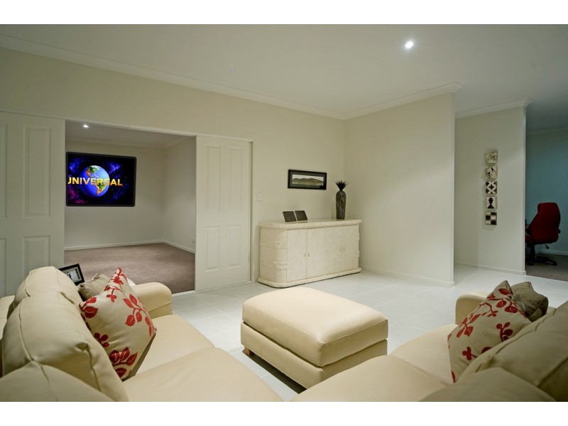 8 Sailaway Court, Coomera Waters QLD 4209