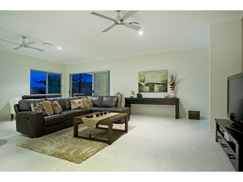 8 Sailaway Court, Coomera Waters QLD 4209