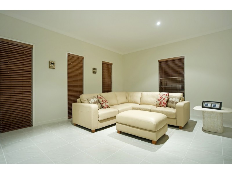 8 Sailaway Court, Coomera Waters QLD 4209