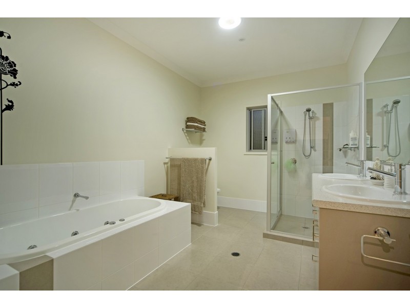 8 Sailaway Court, Coomera Waters QLD 4209
