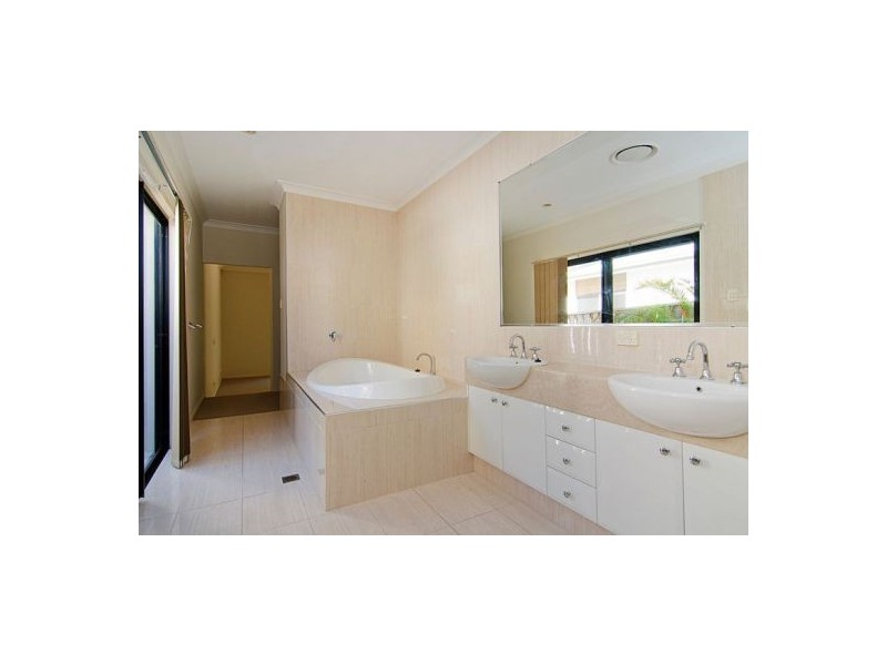 18 Pacha Close, Coomera Waters QLD 4209