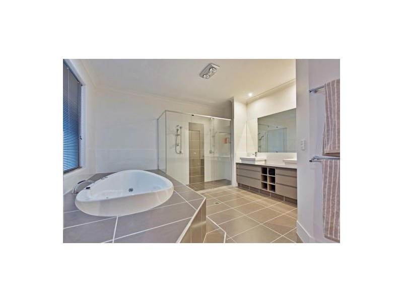 8 Berrimilla Lane, Coomera Waters QLD 4209