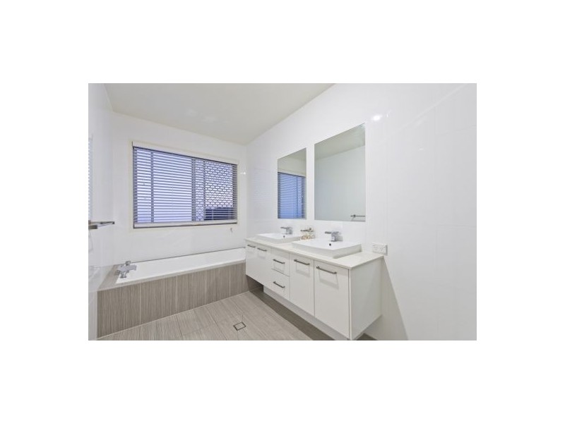 10 Berrimilla Lane, Coomera Waters QLD 4209