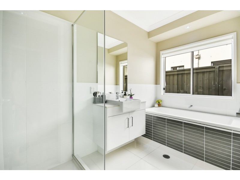 8 Feather Court, Birtinya QLD 4575