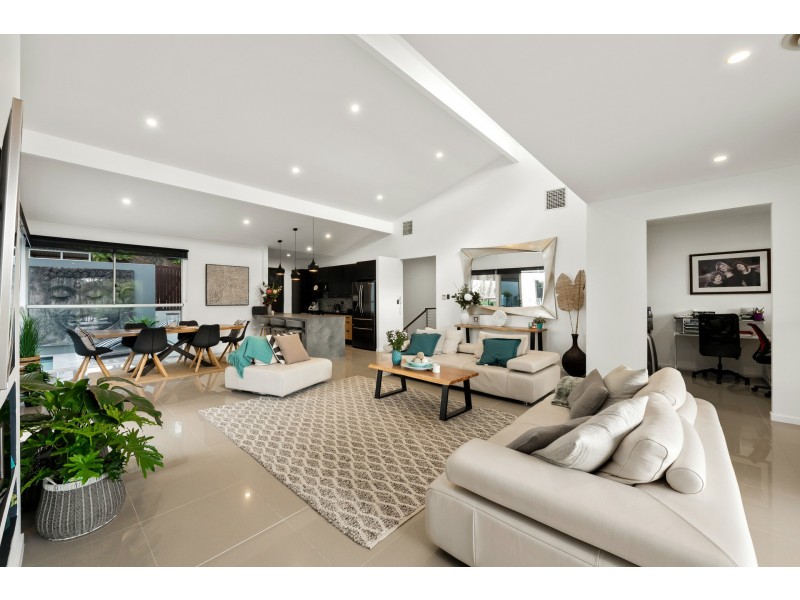 8 Hillside Court, Little Mountain QLD 4551