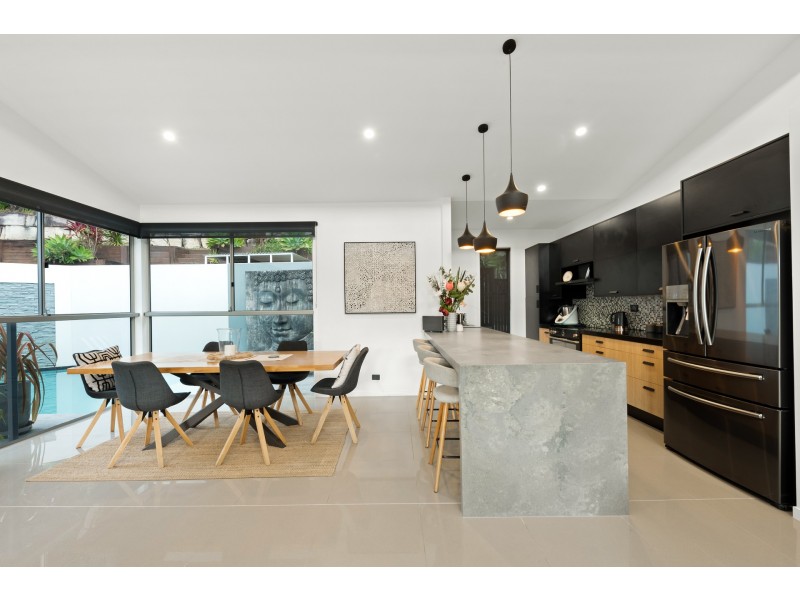 8 Hillside Court, Little Mountain QLD 4551