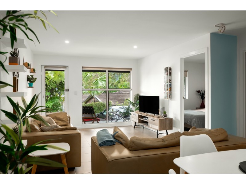 8 Hillside Court, Little Mountain QLD 4551