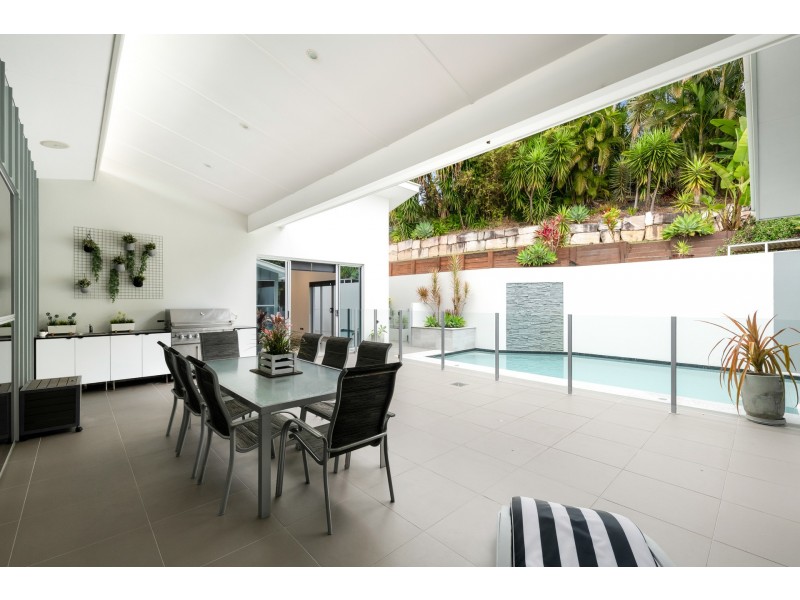 8 Hillside Court, Little Mountain QLD 4551