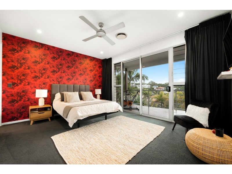 8 Hillside Court, Little Mountain QLD 4551