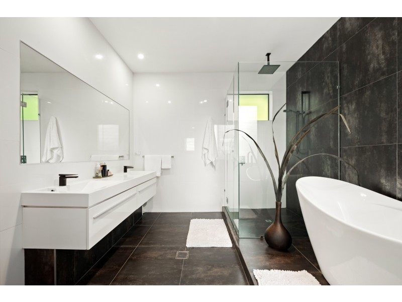 8 Hillside Court, Little Mountain QLD 4551